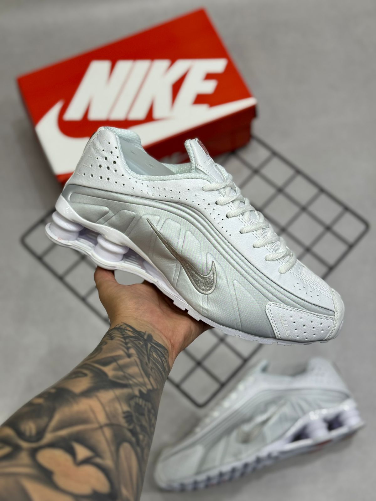 Nike Shox R4 - Prata e Branco - Premium