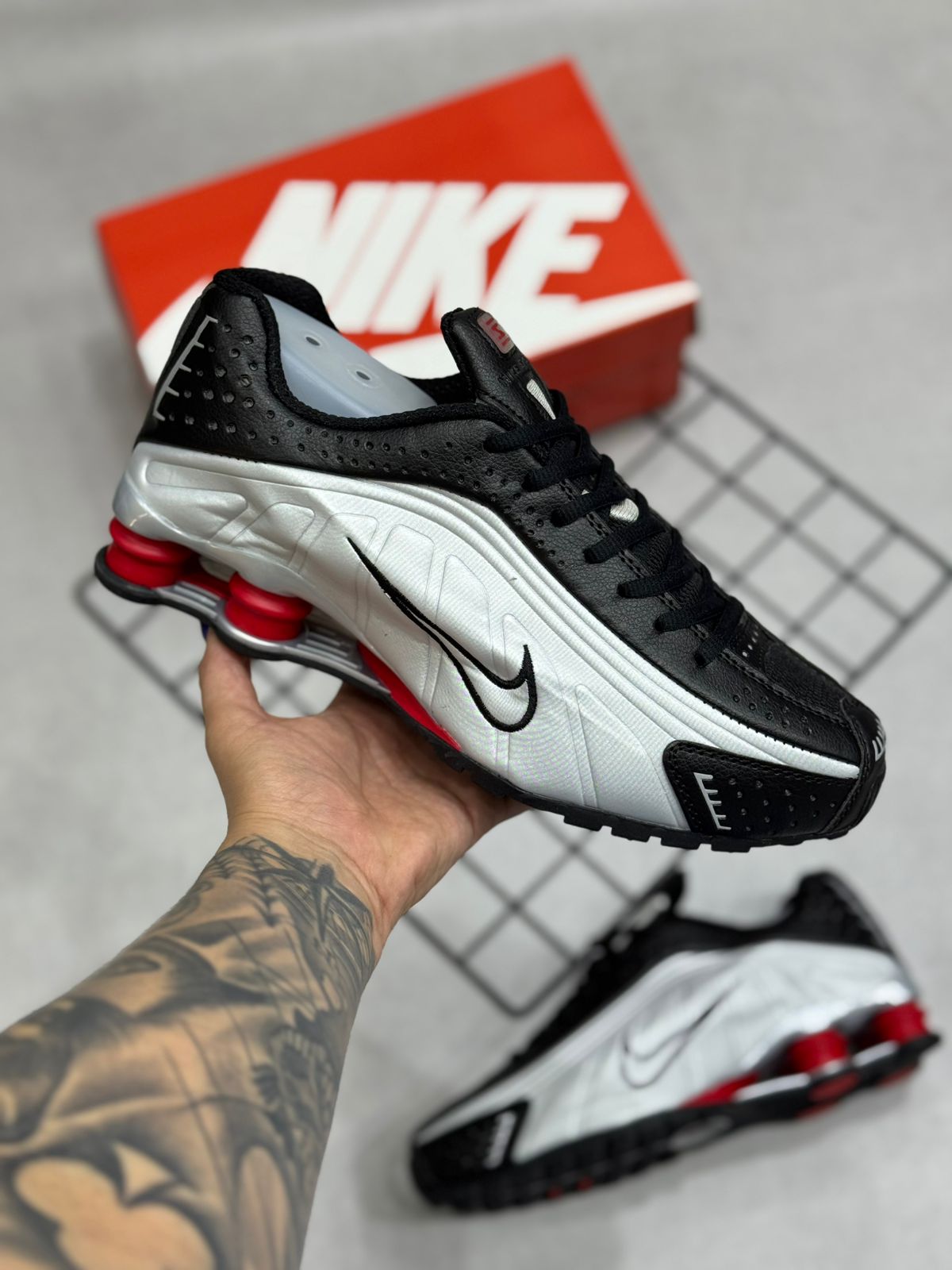 Nike Shox R4 - Prata/Preto e Vermelho - Premium