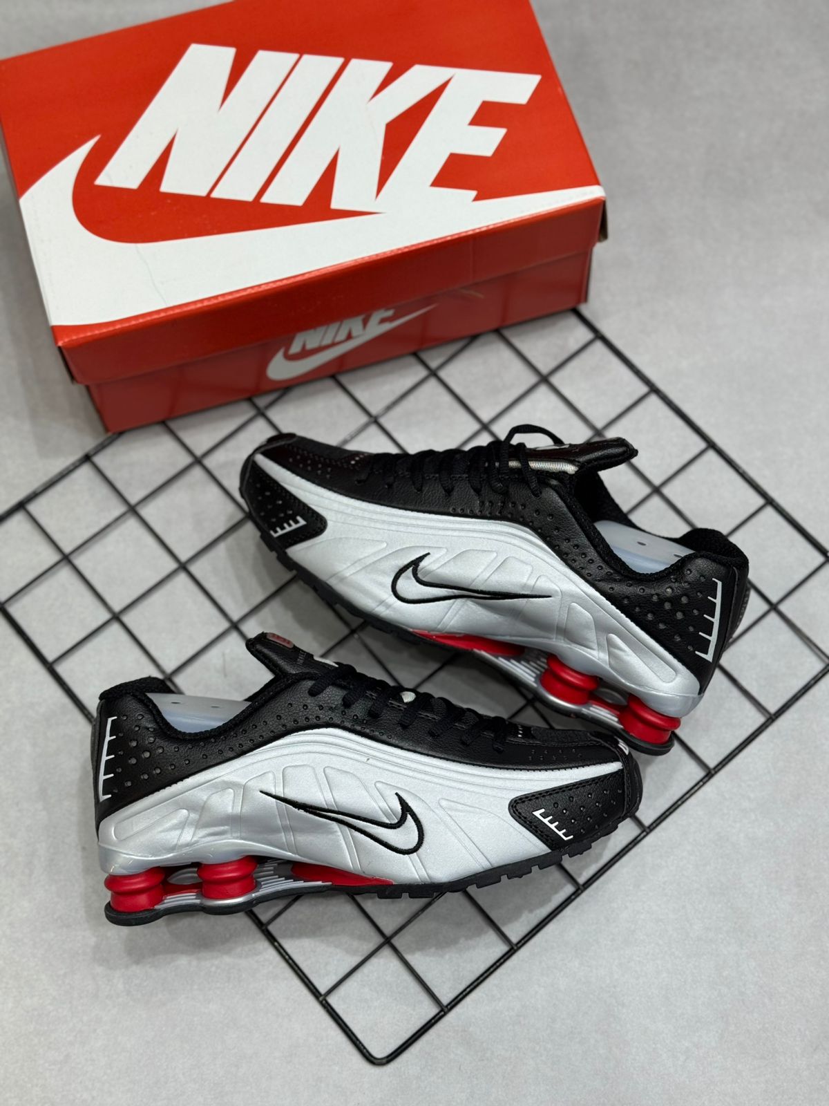 Nike Shox R4 - Prata/Preto e Vermelho - Premium