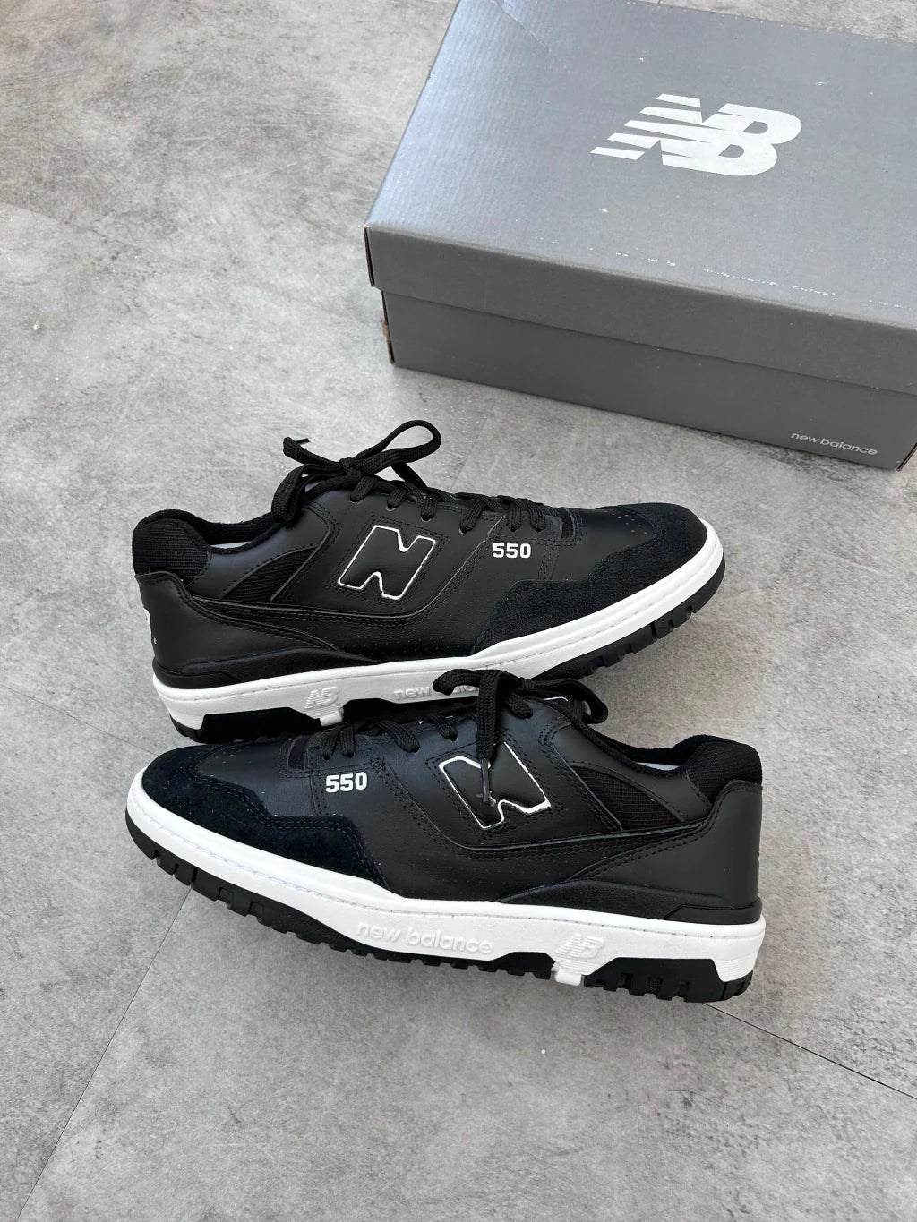 New Balance 550 - Couro Preto e Branco