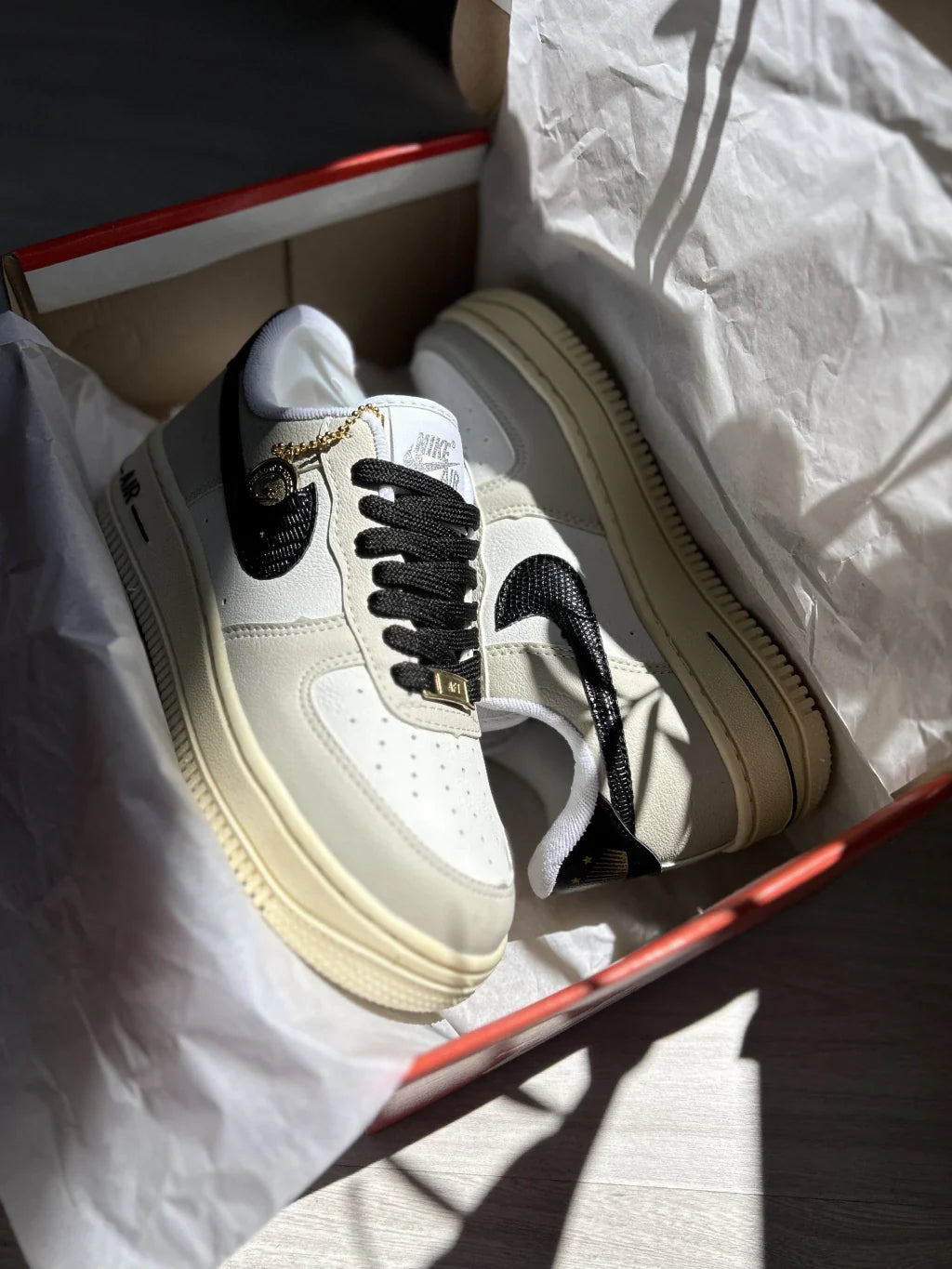 Nike Air Force 1 - Bege e Preto