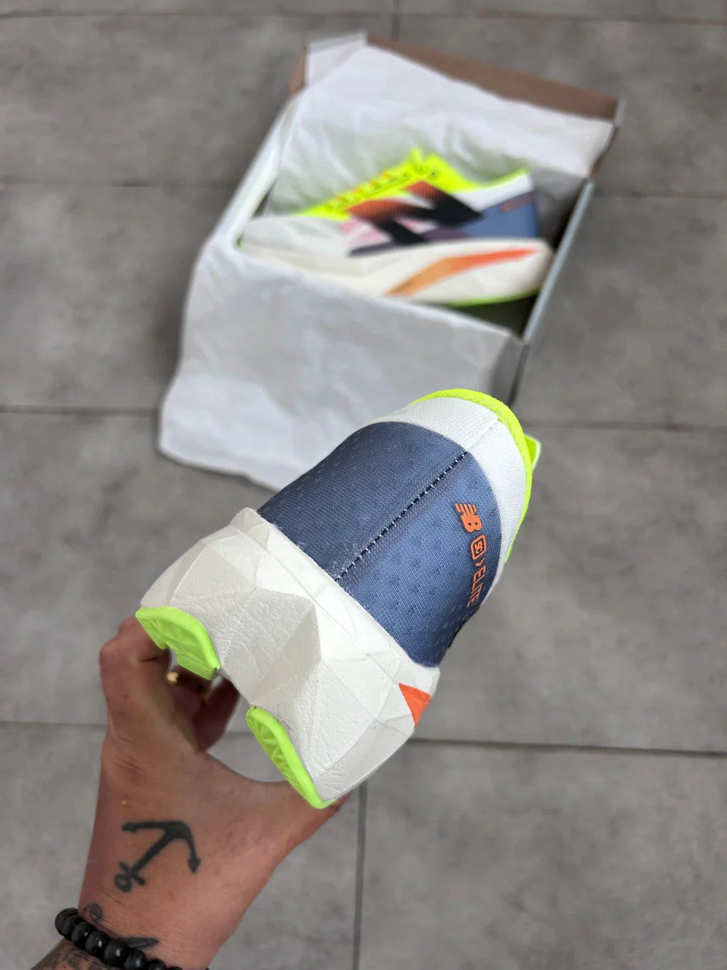 New Balance Fuelcell Rebel V4 - Verde e Laranja