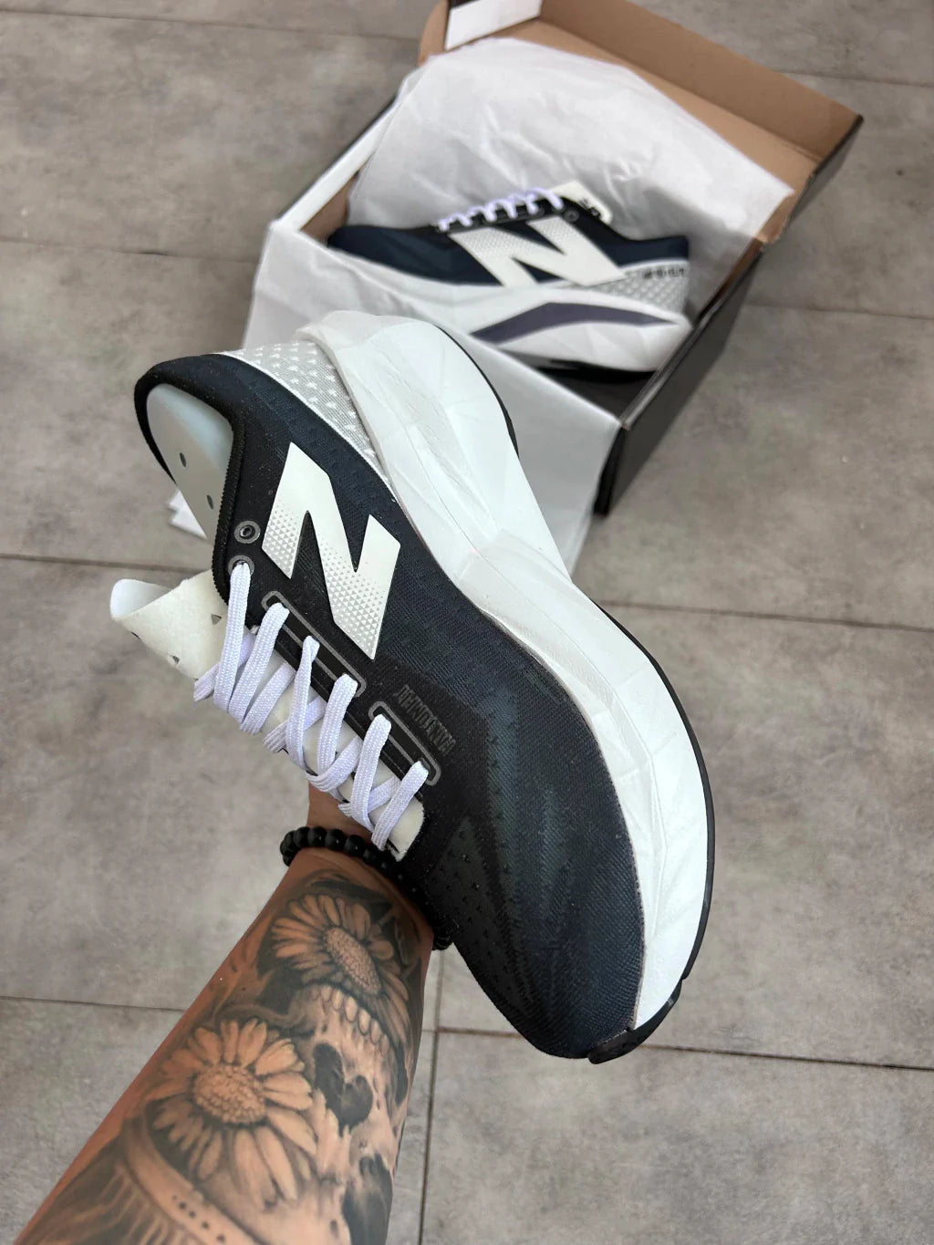 New Balance Fuelcell Rebel V4 - Branco e Azul