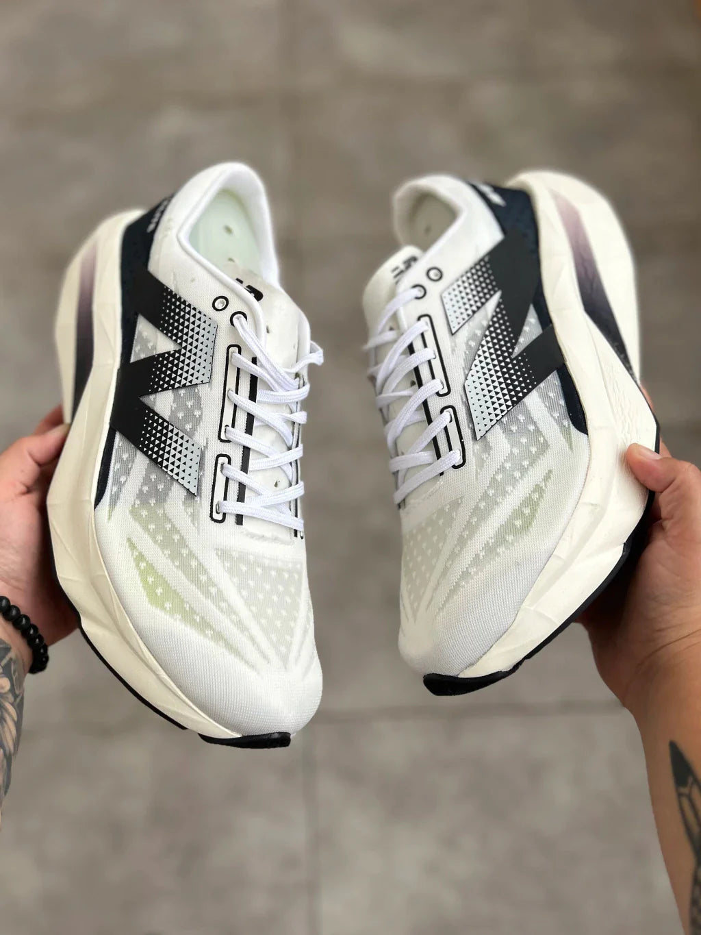 New Balance Fuelcell Rebel V4 - Branco e Preto