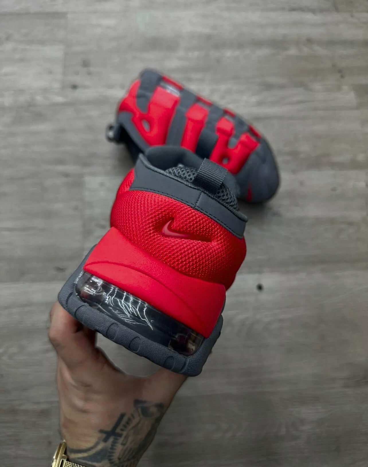 Nike Air More Uptempo Low - Cinza e Vermelho