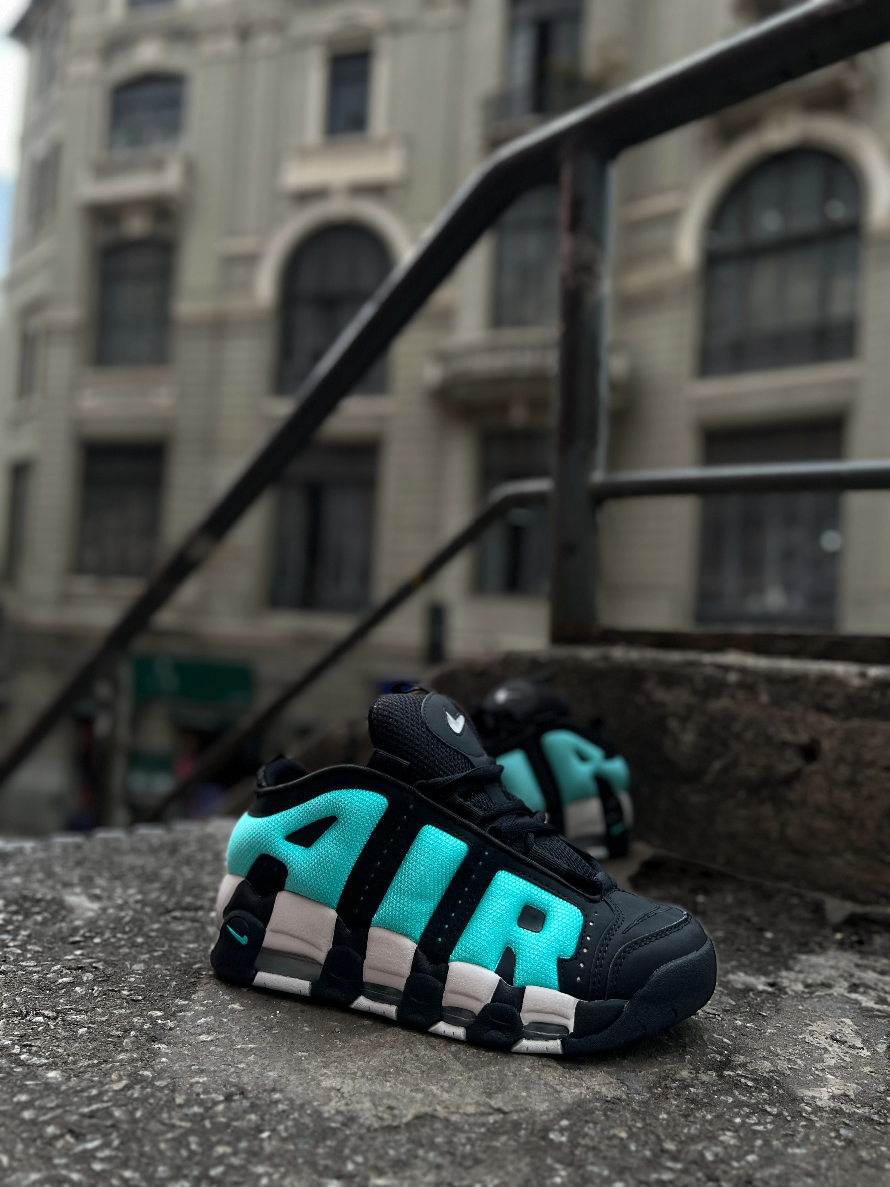 Nike Air More Uptempo Low - Preto e Azul