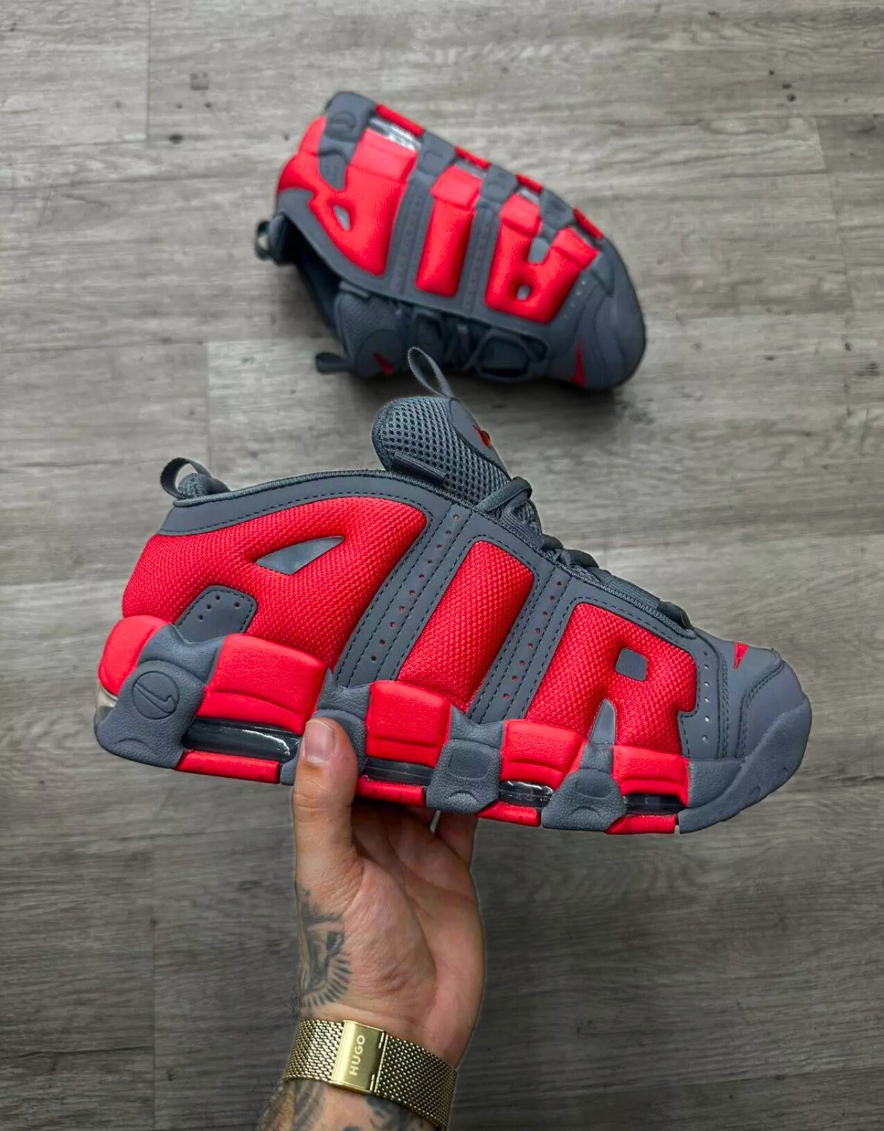 Nike Air More Uptempo Low - Cinza e Vermelho