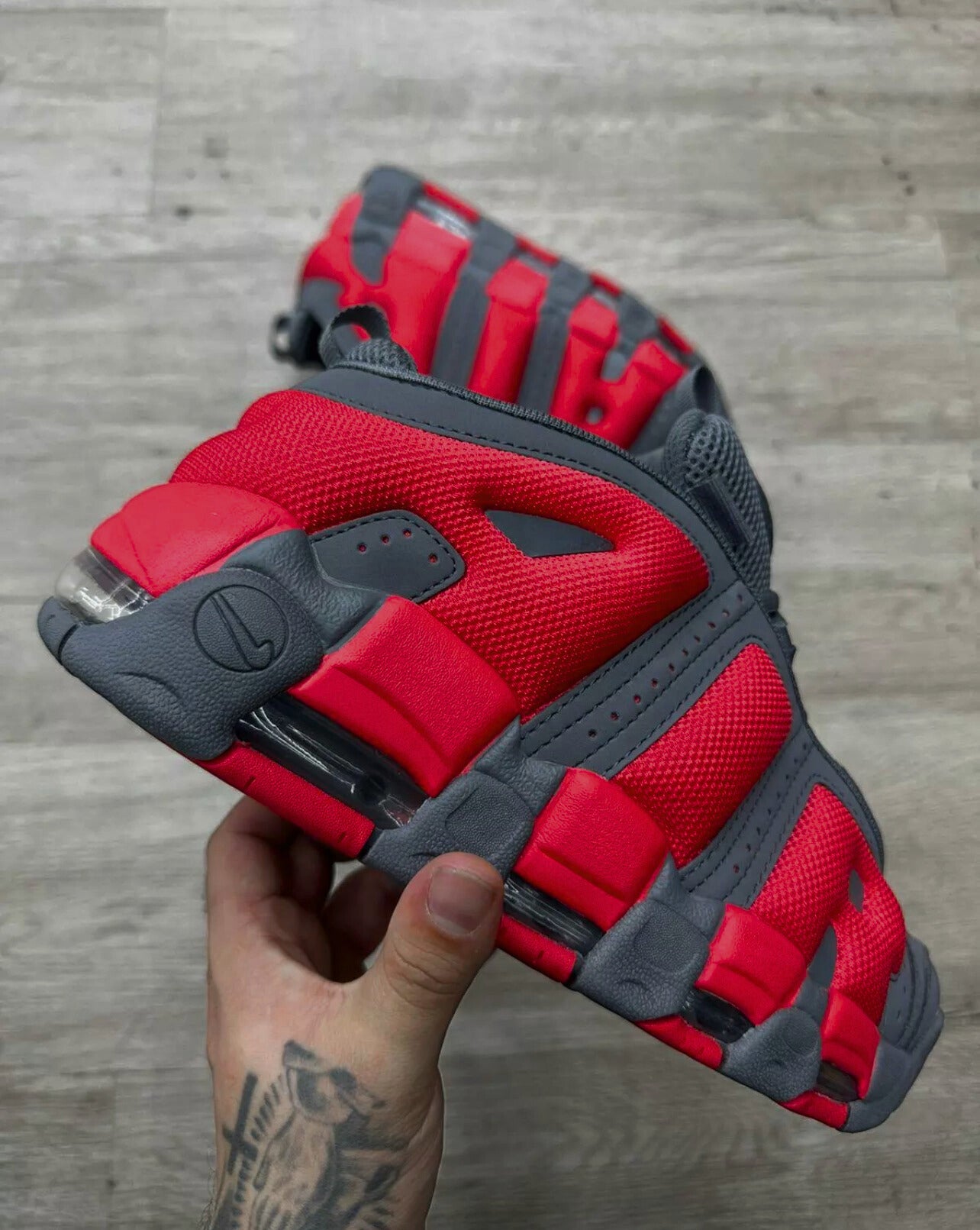 Nike Air More Uptempo Low - Cinza e Vermelho