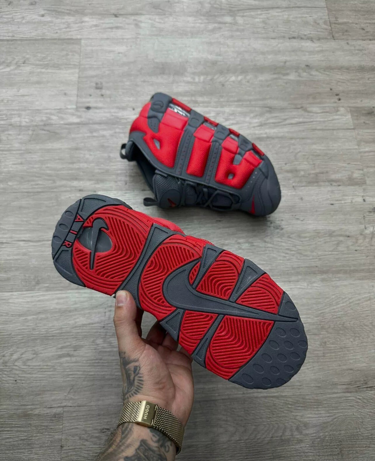Nike Air More Uptempo Low - Cinza e Vermelho