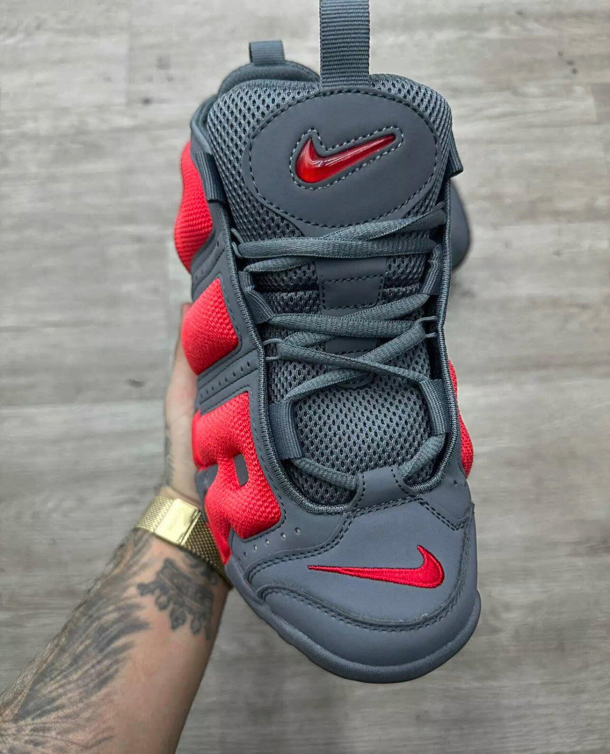 Nike Air More Uptempo Low - Cinza e Vermelho