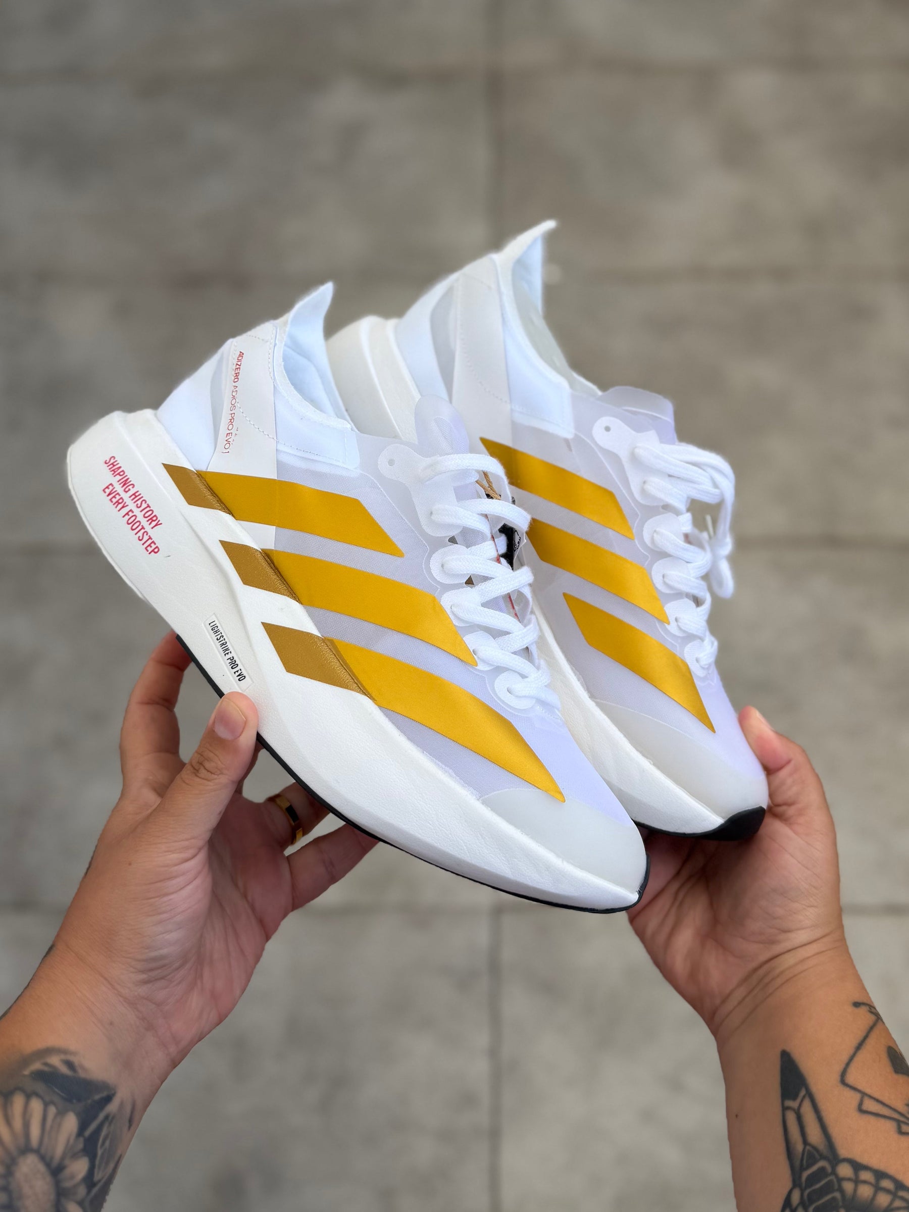 Adidas Adizero - Branco e Dourado - Importado