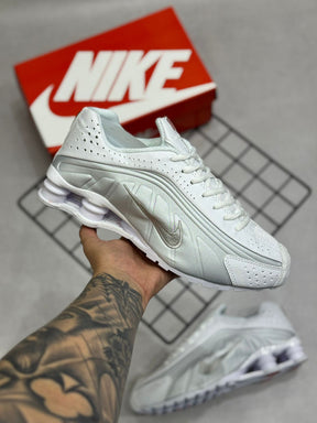 Nike Shox R4 - Prata e Branco - Premium