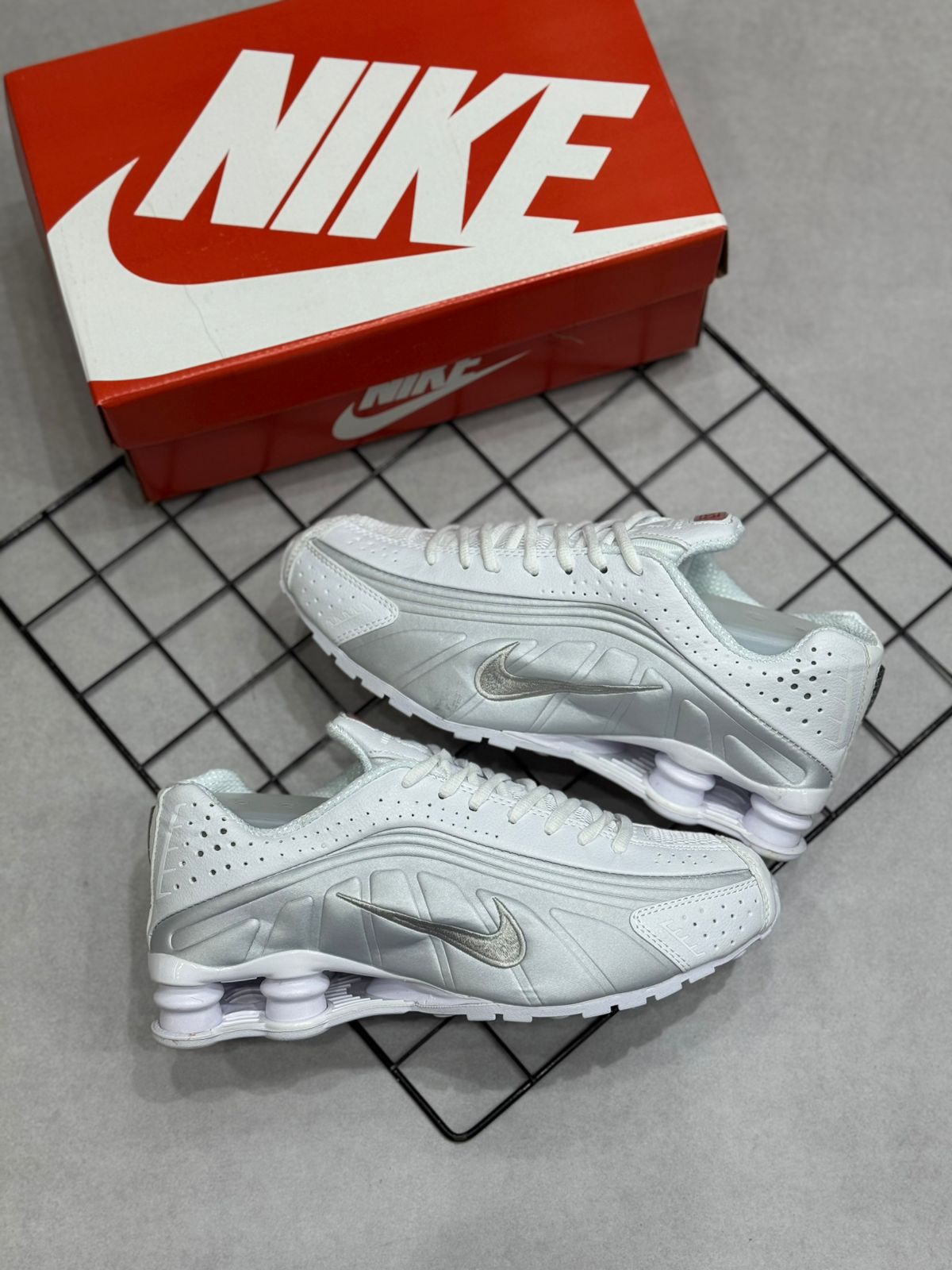 Nike Shox R4 - Prata e Branco - Premium