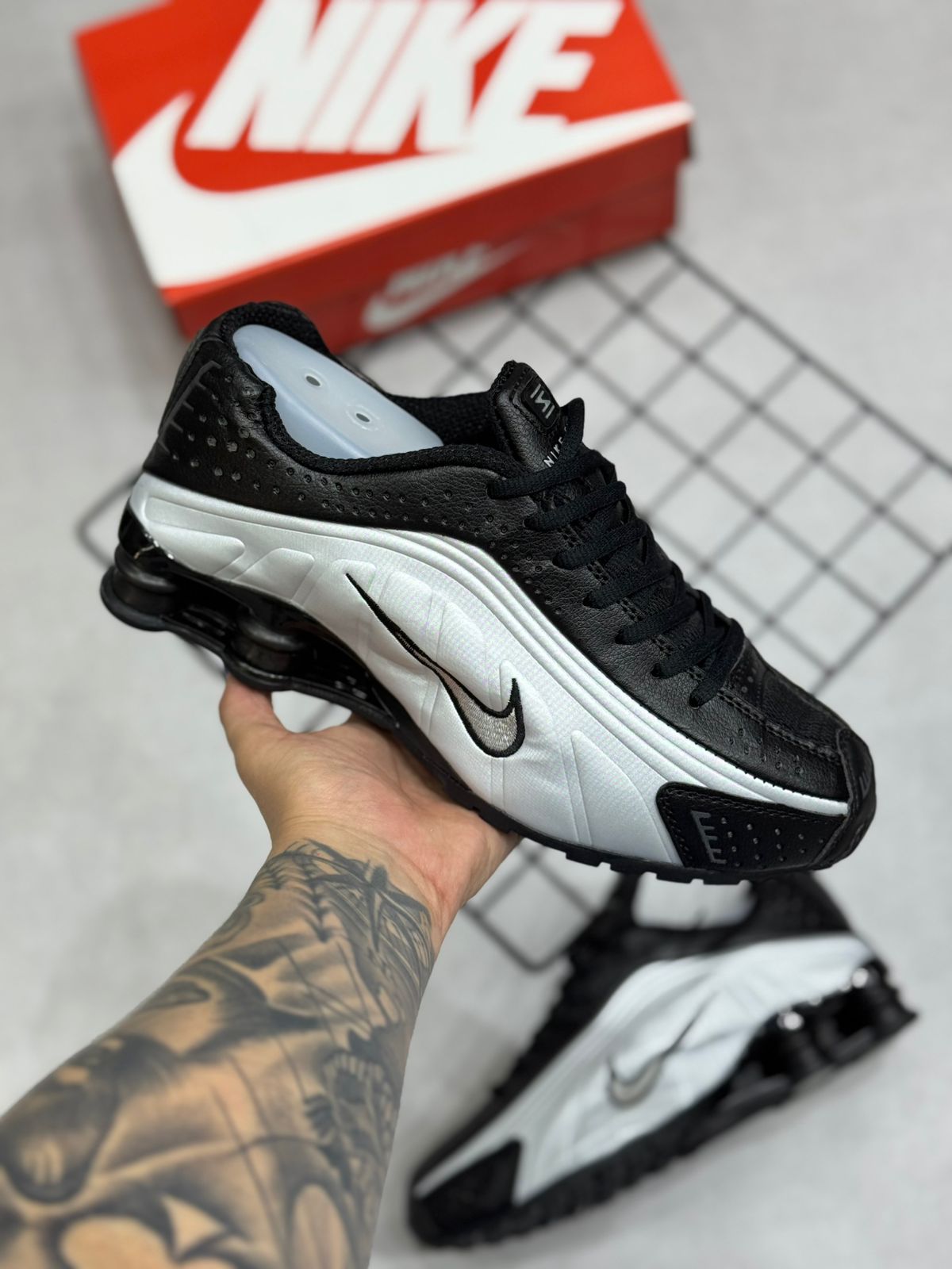 Nike Shox R4 - Prata/Preto - Premium