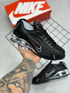 Nike Shox R4 - Preto/Prata - Premium