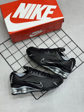 Nike Shox R4 - Preto/Prata - Premium