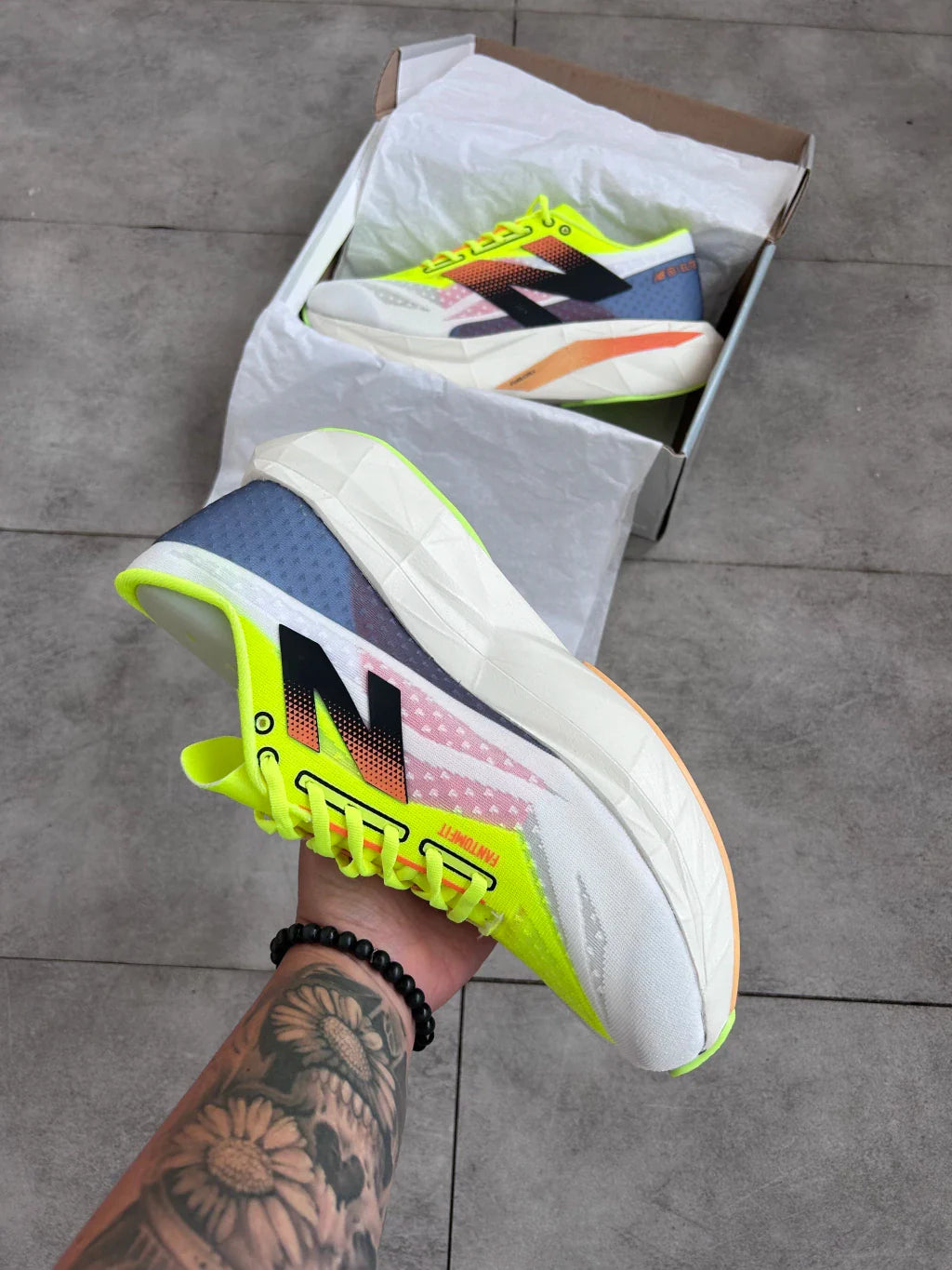 New Balance Fuelcell Rebel V4 - Verde e Laranja