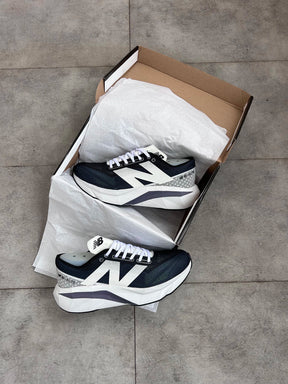 New Balance Fuelcell Rebel V4 - Branco e Azul