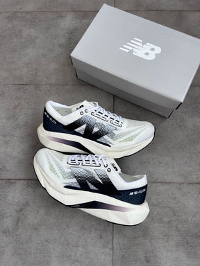 New Balance Fuelcell Rebel V4 - Branco e Preto