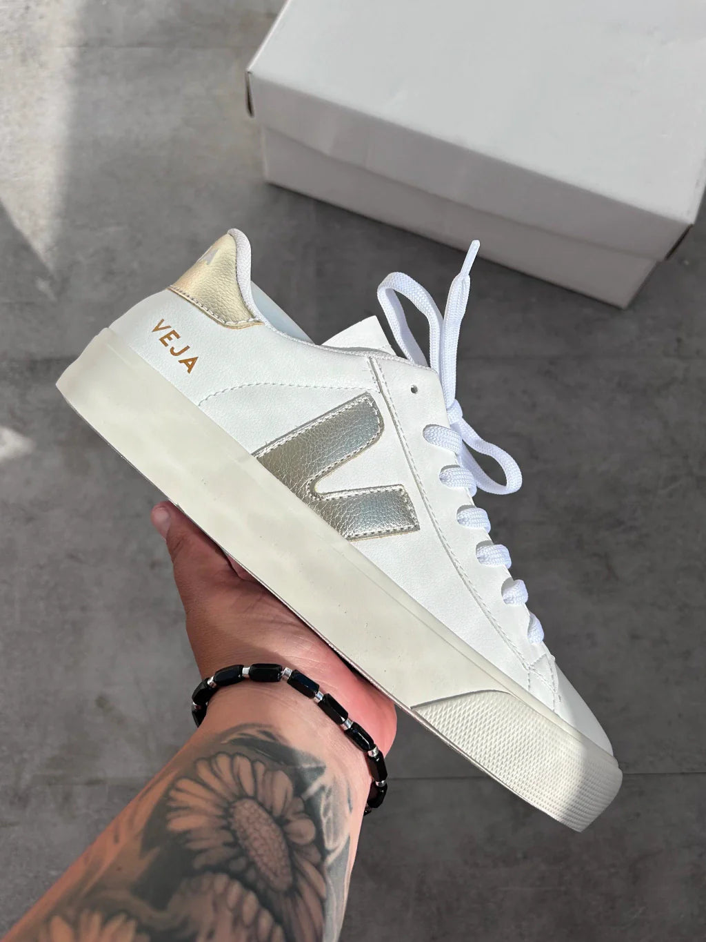 Veja - Branco com dourado
