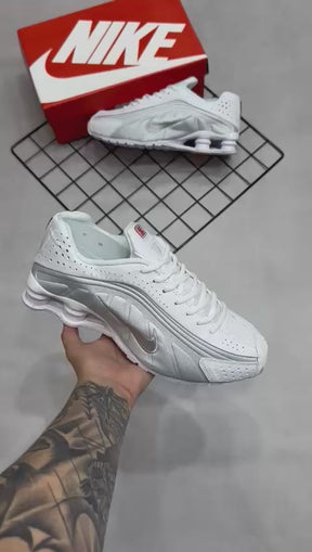 Nike Shox R4 - Prata e Branco - Premium