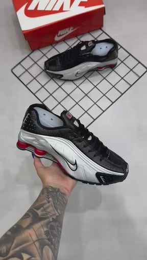 Nike Shox R4 - Prata/Preto e Vermelho - Premium